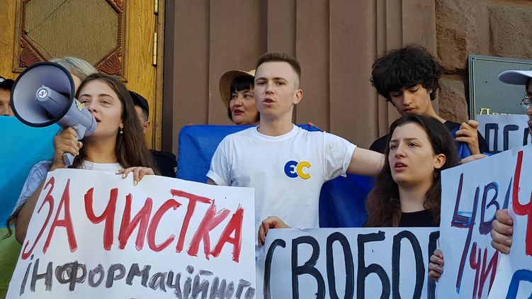 Двое дочерей и младший сын Порошенко на митинге под ГБР