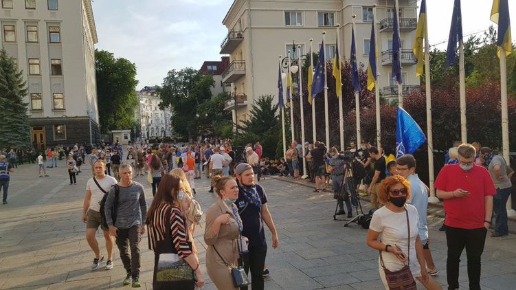 На Банковой проходит акция против перемирия на Донбассе и Зеленского