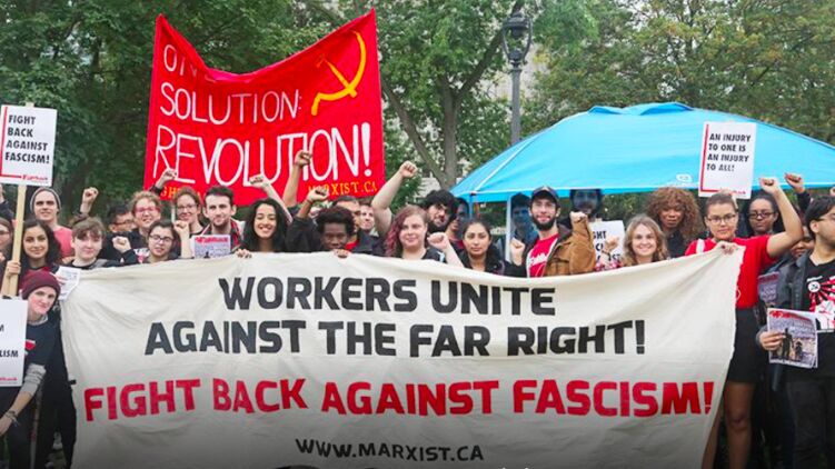 Протест социалистов в США под флагом с серпом и молотом - участники призывают к солидарности против ультраправых