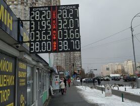 Доллар подешевел на продажах аграриев при отсутствии иностранцев. Что будет с курсом на следующей неделе