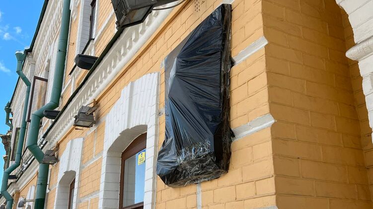 На музее Михаила Булгакова в Киеве барельеф с его изображением затянут черной пленкой. Фото 