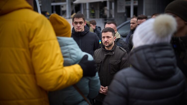 Володимир Зеленський (у центрі) ладен роздати людям по тисячі гривень. Опозиція говорить про підкуп перед виборами. Фото: president.gov.ua