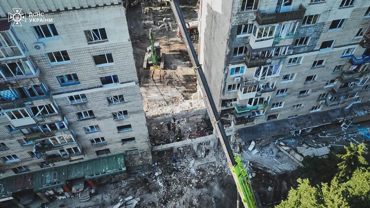 У Києві другий день розбирають завали будинку на Солом'янці, який звалився після ракетного удару