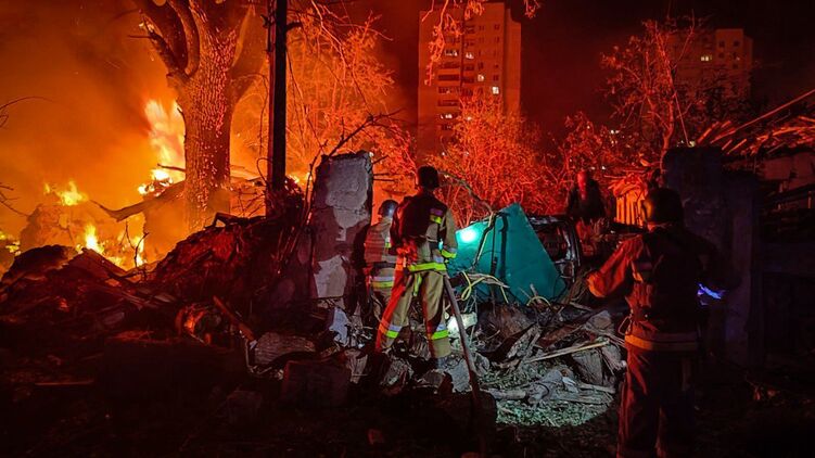Последствия обстрела РФ в Николаеве. Фото: ГСЧС