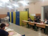 Роздача грошей, виїзд чоловіків, переговори. Чи українська влада готується до виборів?