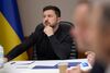 Диктатура декораций. Почему Зеленский раз за разом прогибается под требования "картонного майдана"