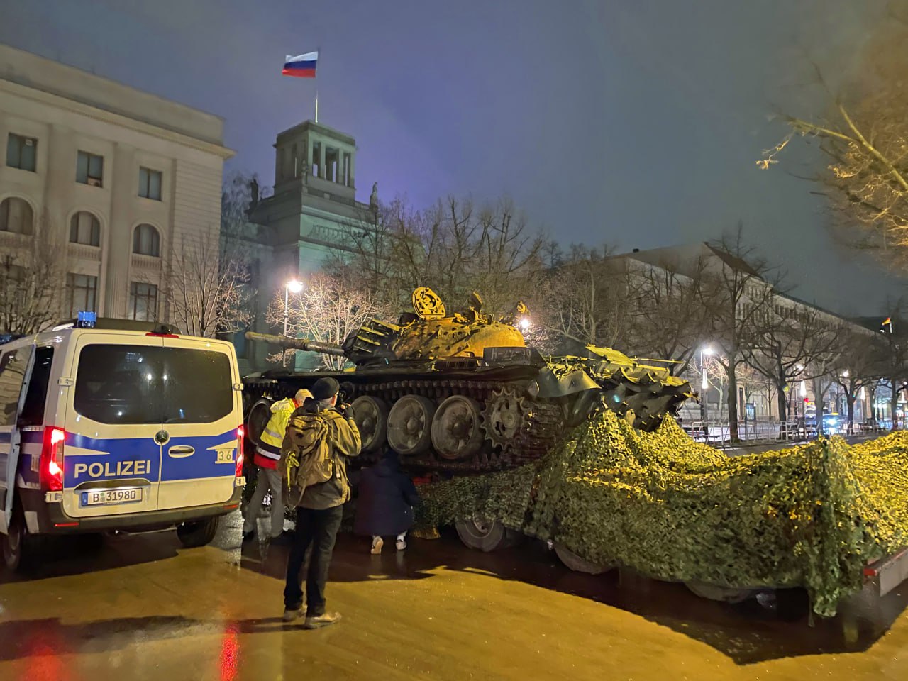танк Т-72 под посольством РФ в Германии