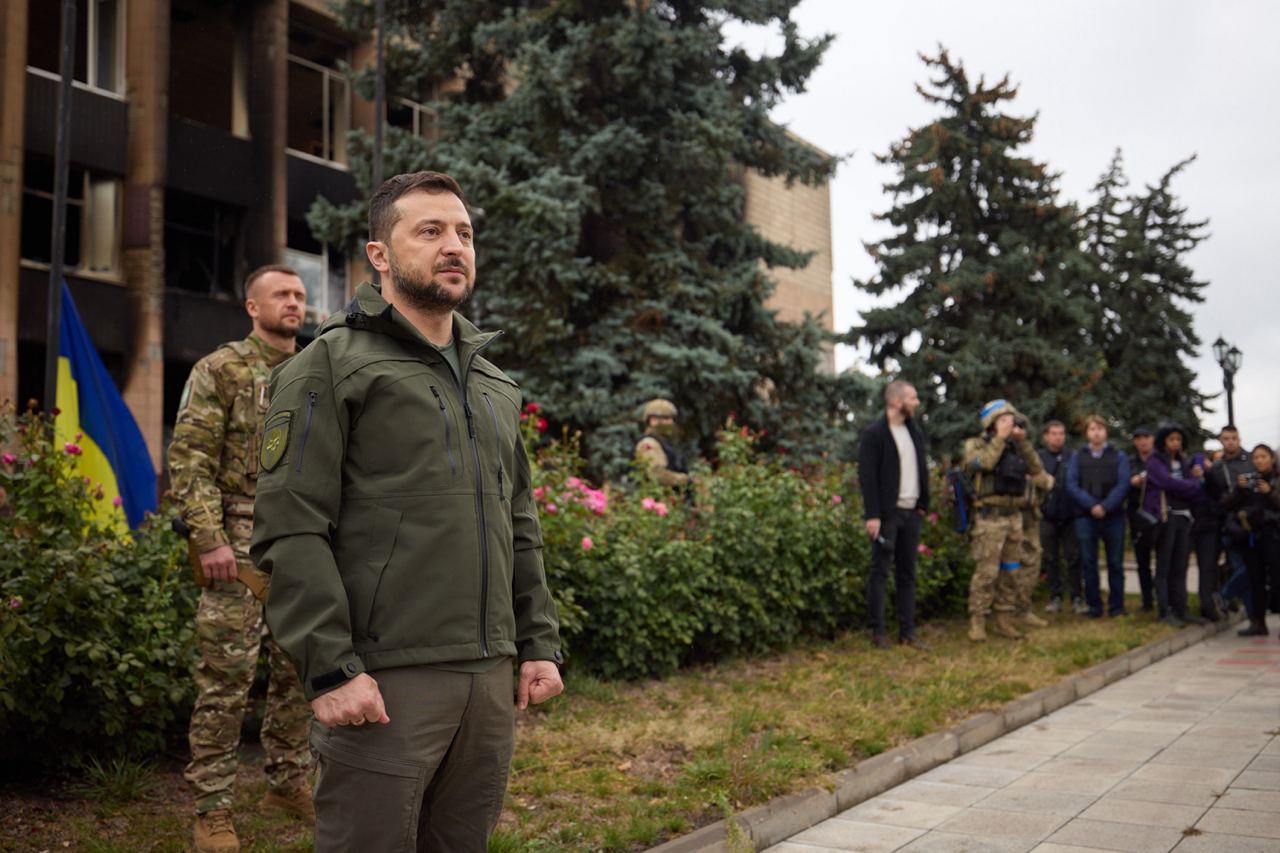 Фото Зеленского в Изюме Харьковской области