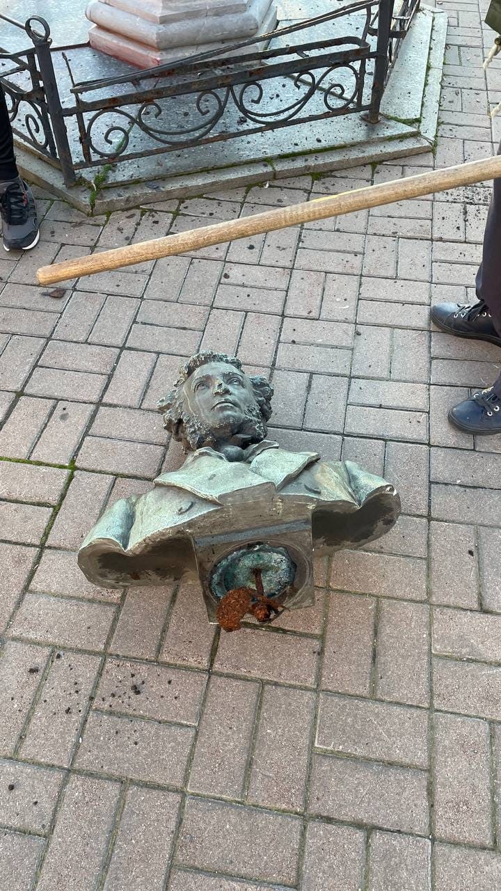 Снесенный бюст поэта