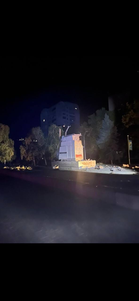 Руины памятника