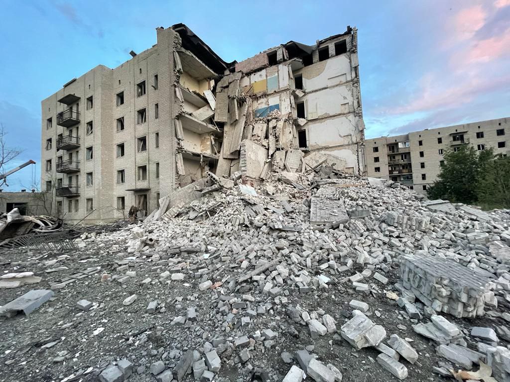 Под завалами в Донецкой области десятки человек