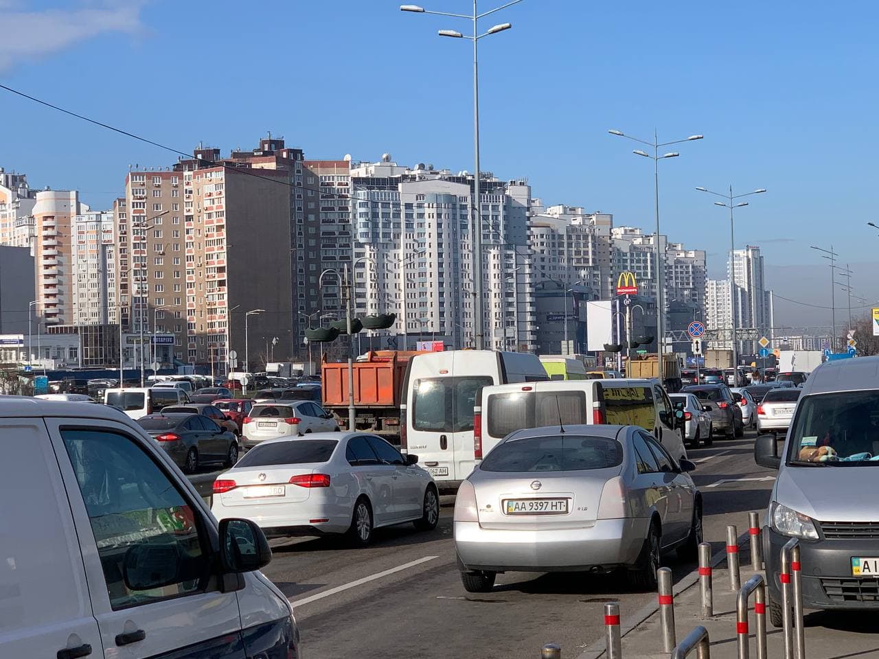 Локдаун в Киеве 5 апреля. Пробки на дорогах Фото Страна