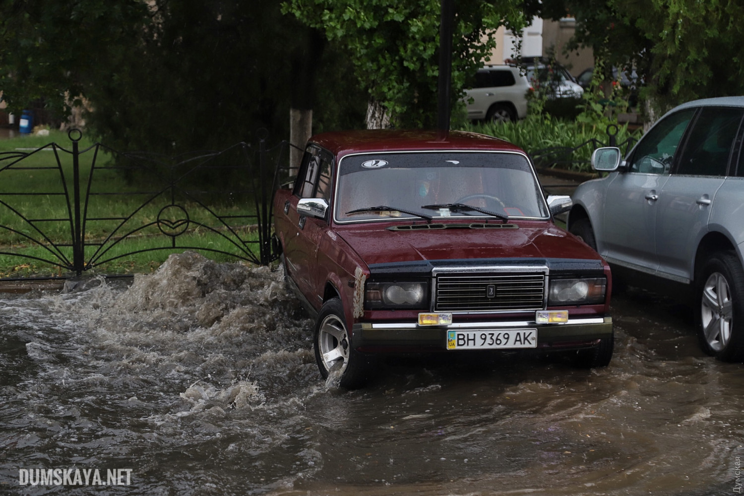 поток воды смывает автомобиль