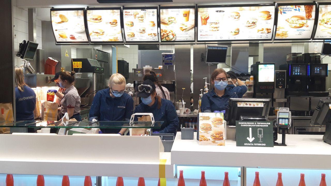 Как McDonald`s выходит из карантина. Фото: "Страна"