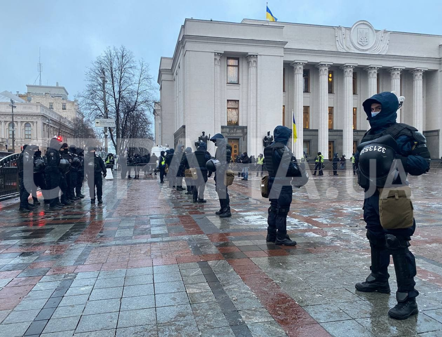 Что происходит под Радой 1 декабря. Фото: Страна