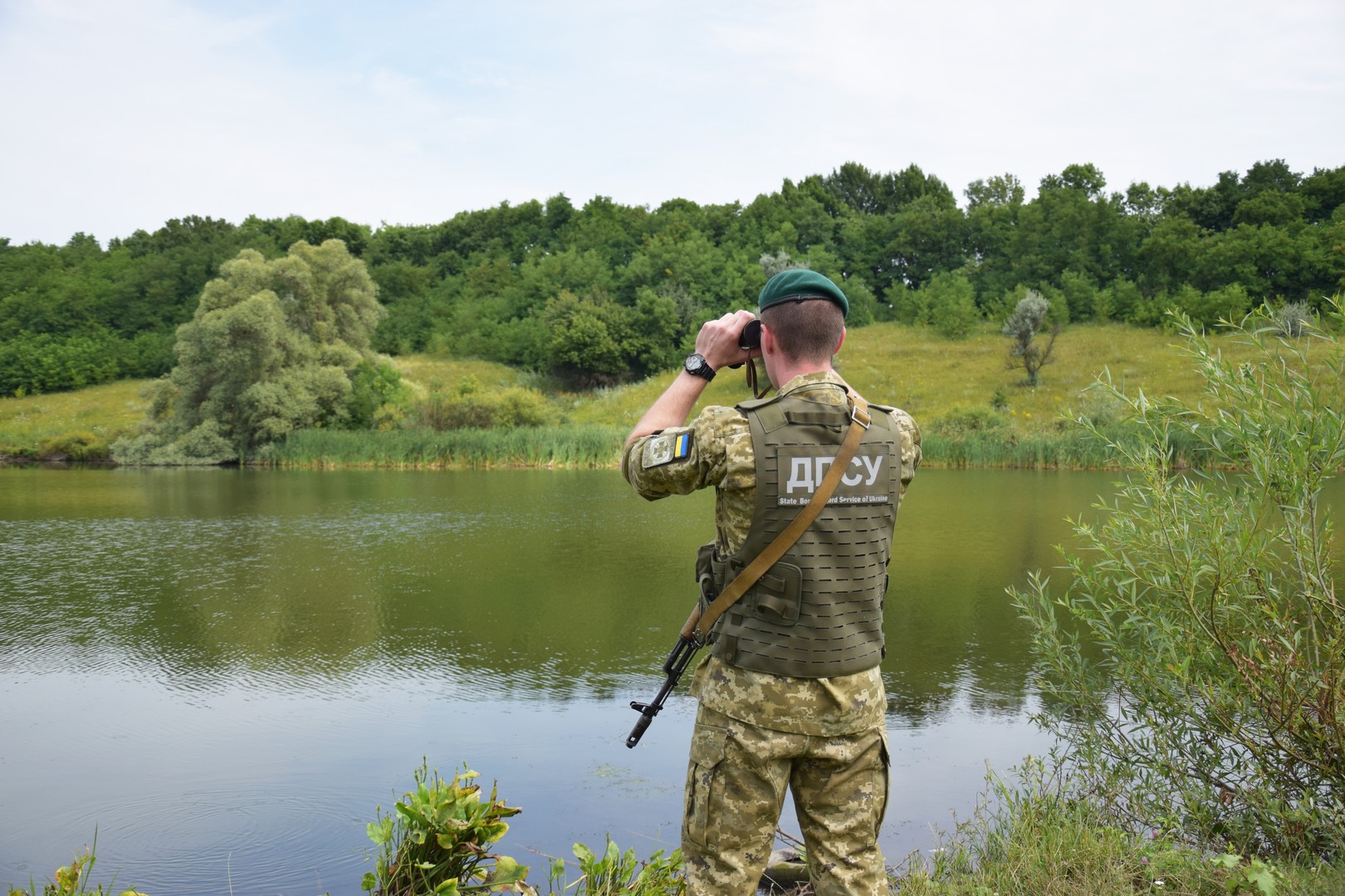 Украинские пограничники спасли мужчину, которого течением унесло в Венгрию. Фото: dpsu.gov.ua