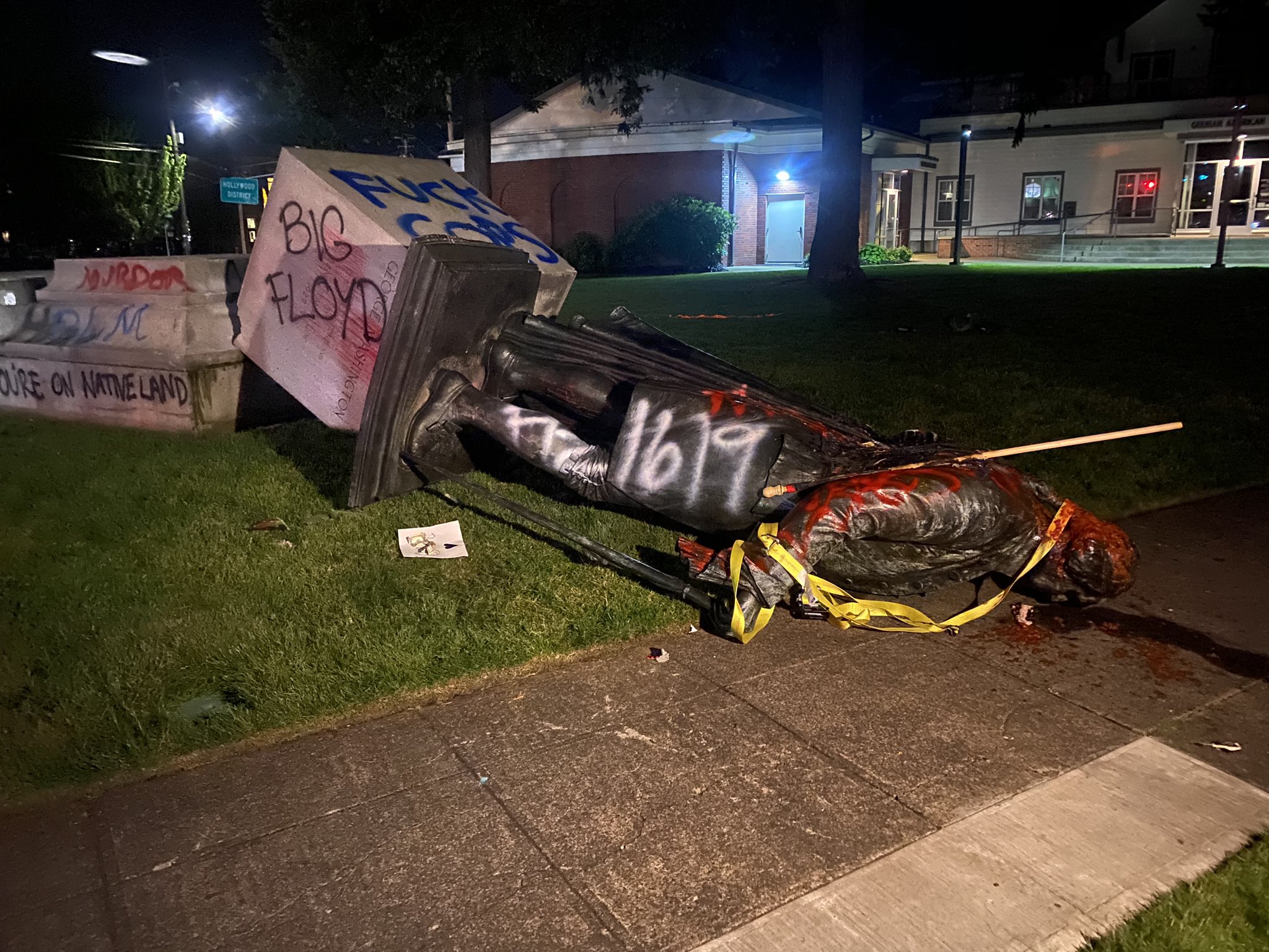 В Портленде протестующие против расизма опрокинули памятник первому президенту США. Фото: CBS в Twitter