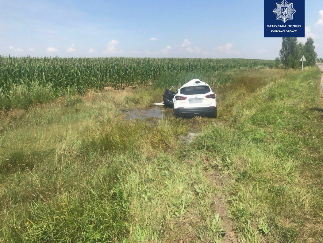 В Киевской области грузовик смял Nissan, который не остановился на знаке "Стоп". Фото: Патрульная Полиция