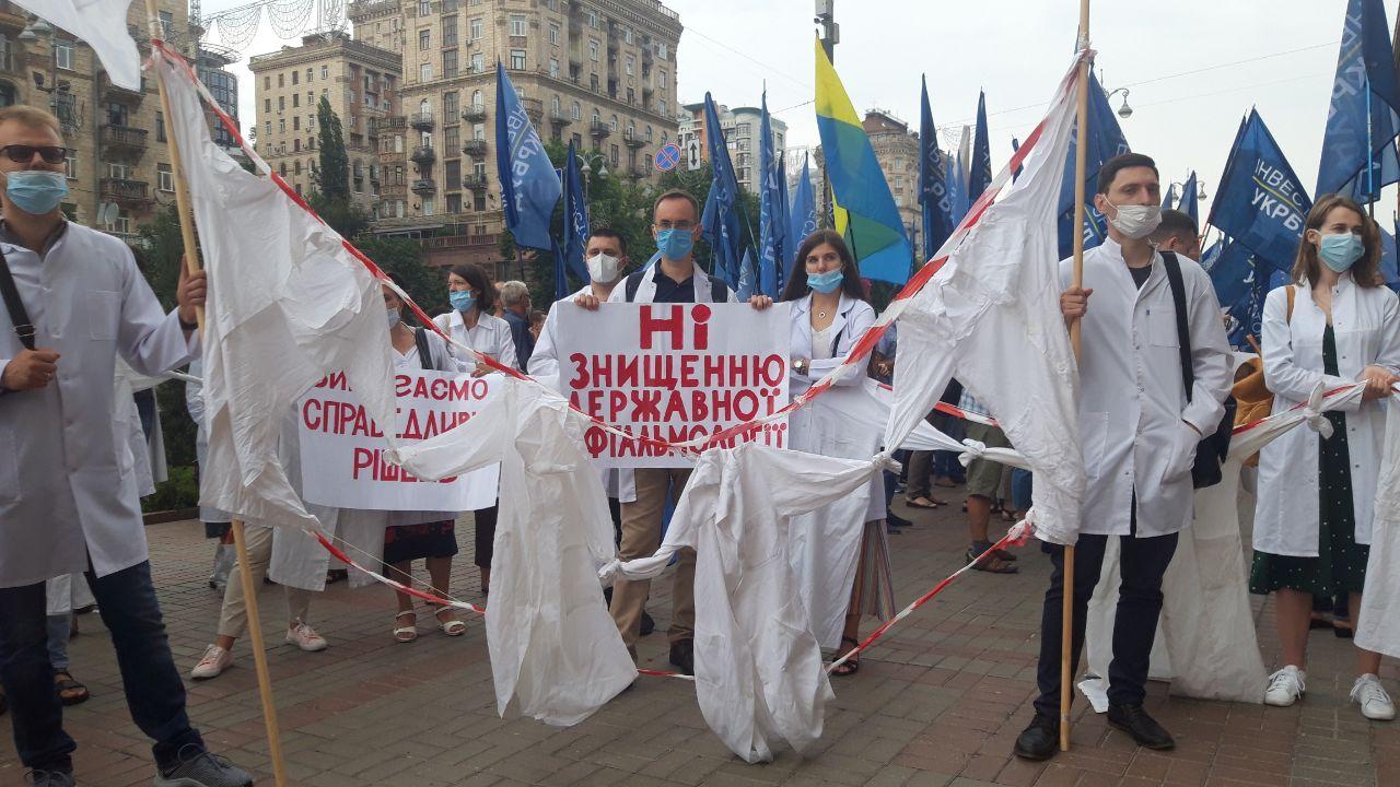 Протест медиков под КГГА 7 июля. Фото: "Страна"