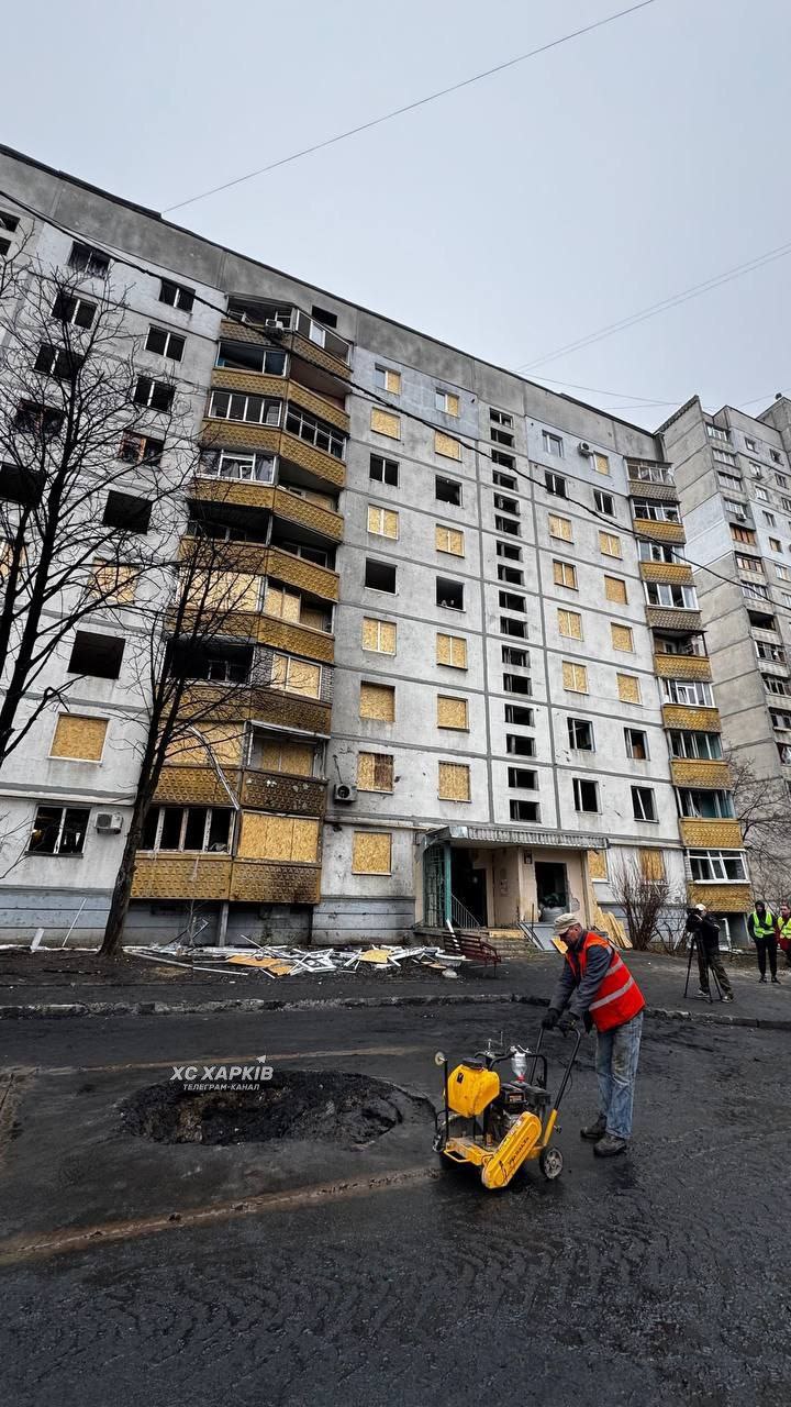 Фото (2) наслідків удару РФ по Харкову. Джерело -Телеграм