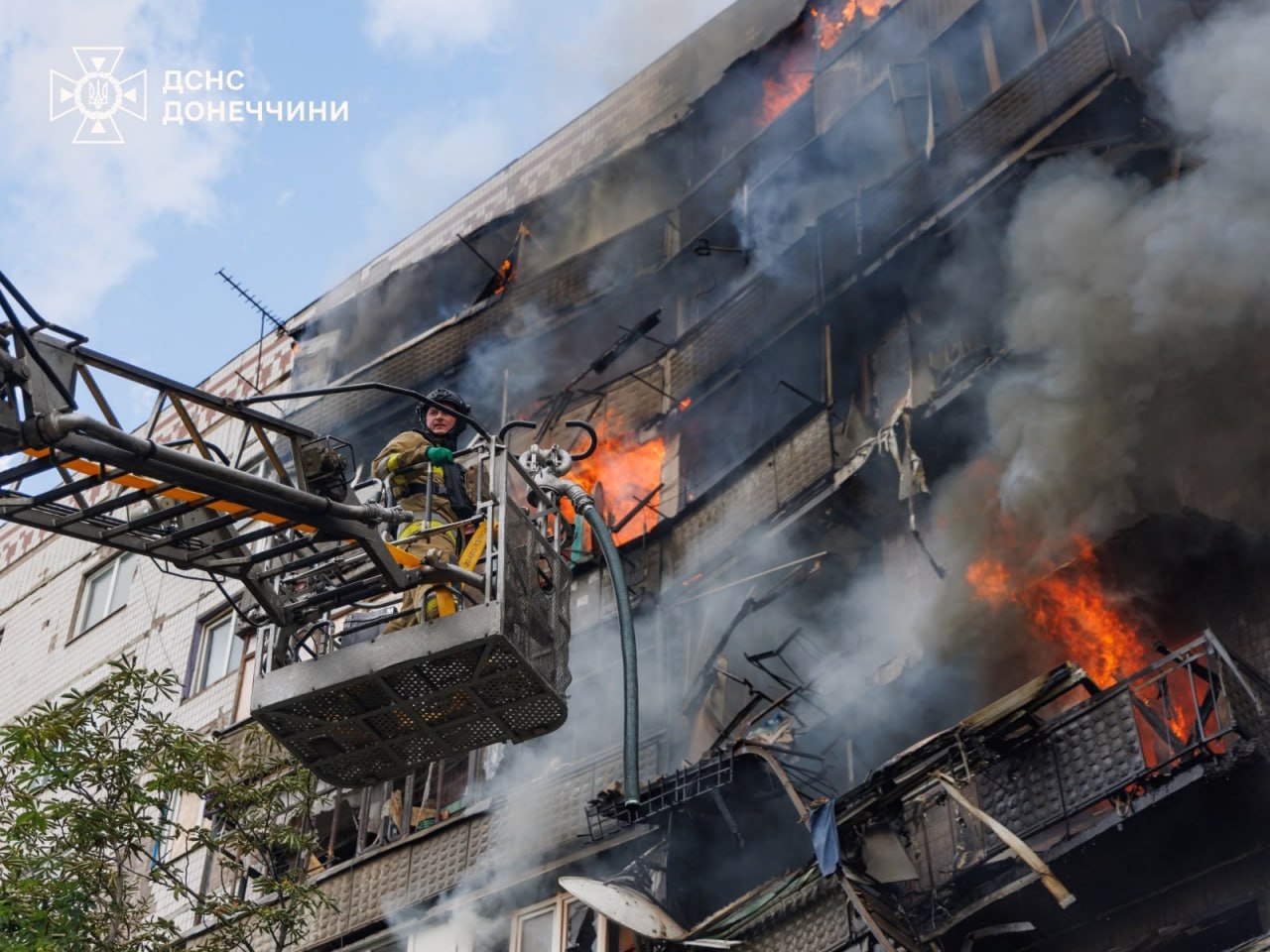 Фото (2) гасіння палаючого будинку в Краматорську. Джерело &ndash; ДСНС