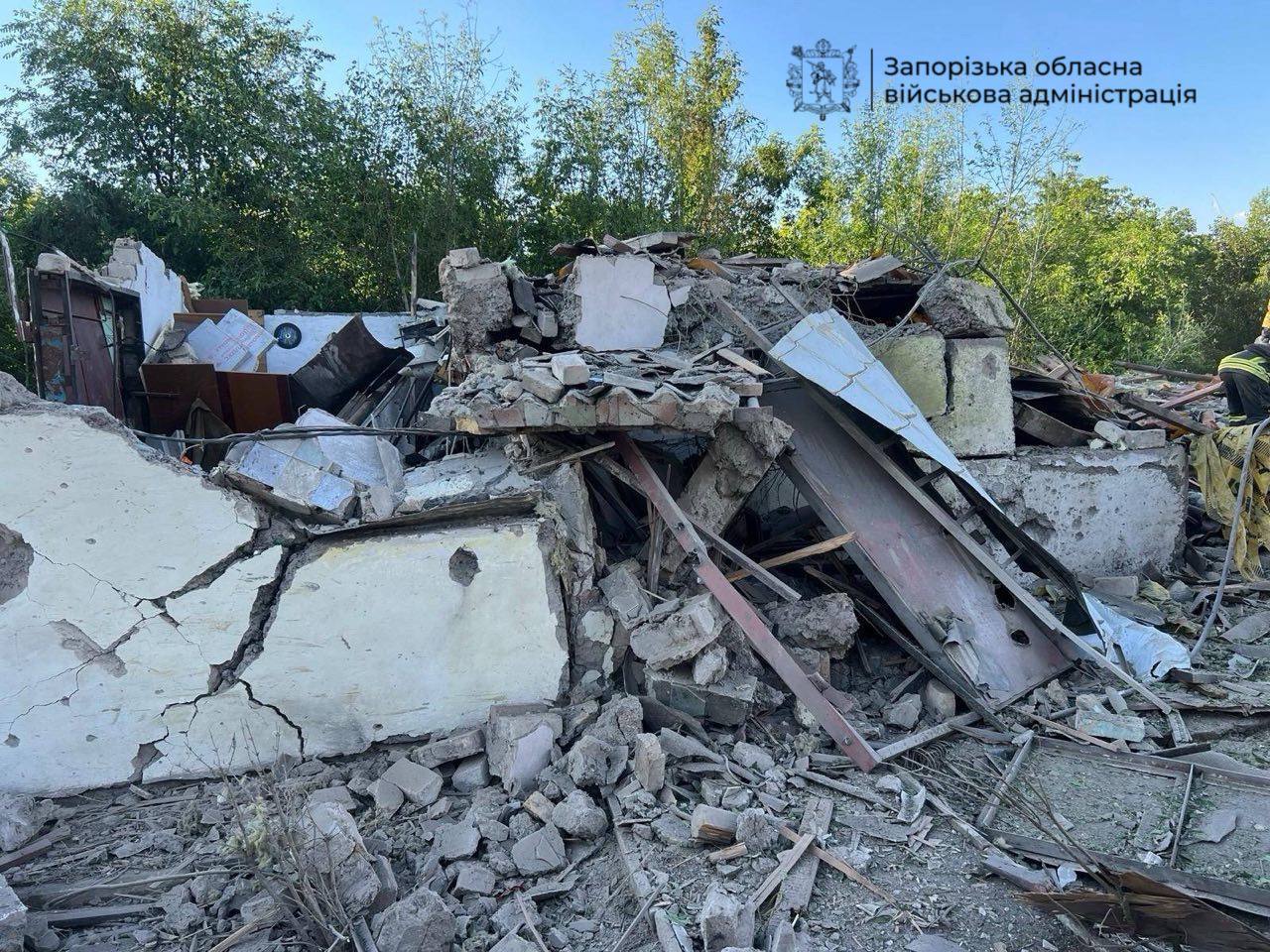 Фото (2) наслідків удару РФ по Запоріжжі. Джерело &ndash; ОВА