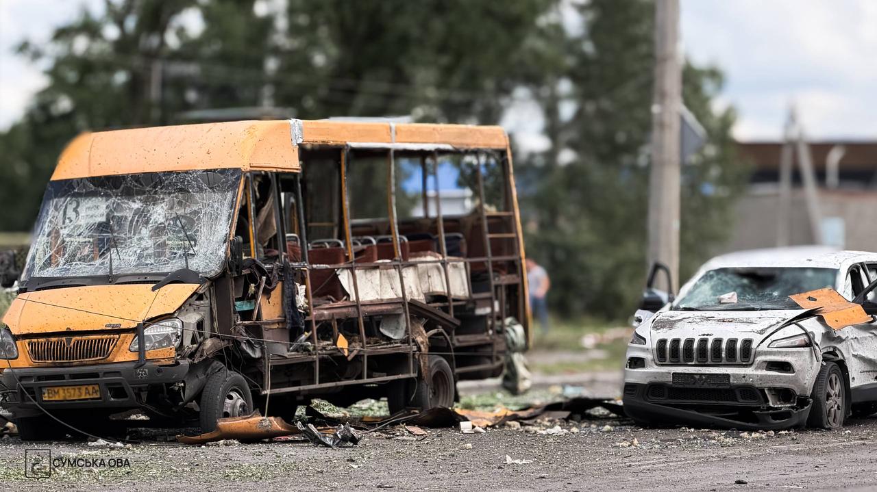 Фото (2) наслідків удару РФ по Сумах. Джерело – ОВА
