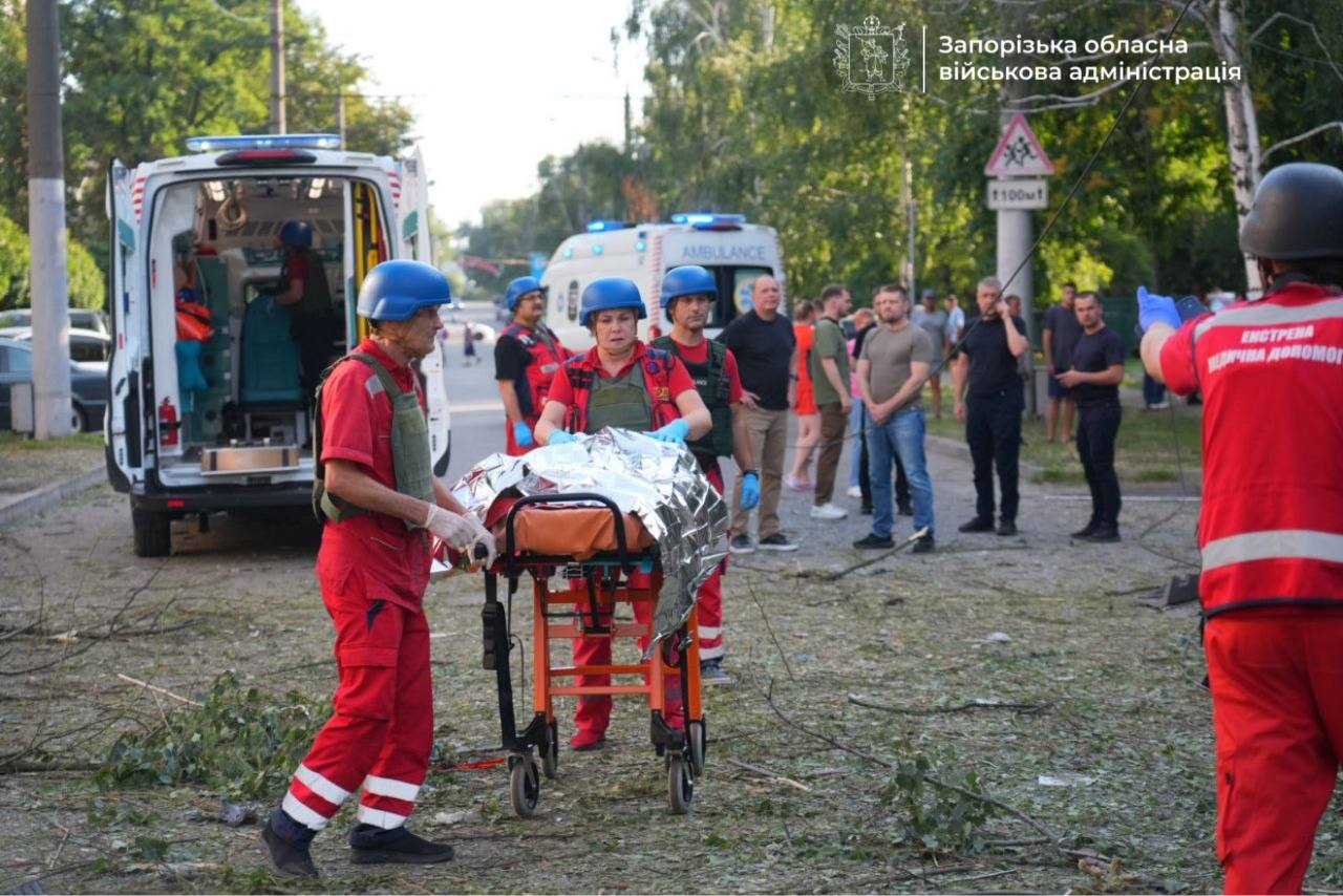 Фото (5) наслідків удару КАБ по житловій багатоповерхівці у Запоріжжі. Джерело &ndash; ОВА