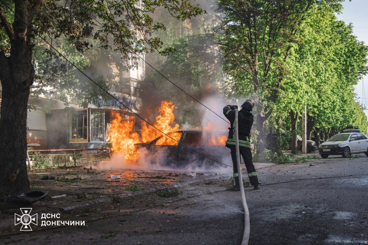 Фото (2) наслідків удару РФ по Краматорську. Джерело – ДСНС