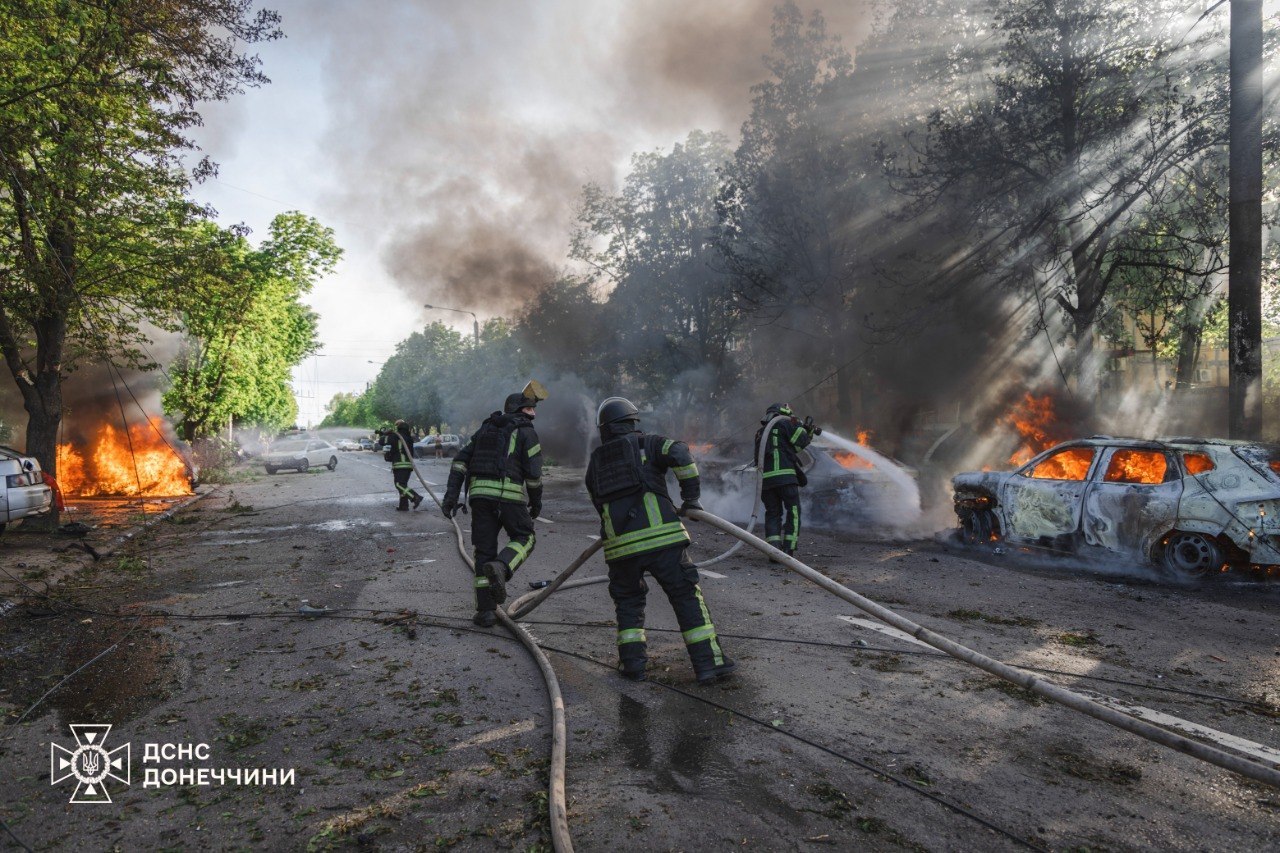 Фото (3) наслідків удару РФ по Краматорську. Джерело – ДСНС