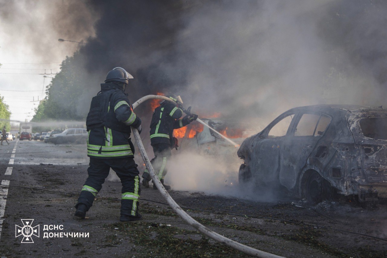 Фото (4) наслідків удару РФ по Краматорську. Джерело – ДСНС