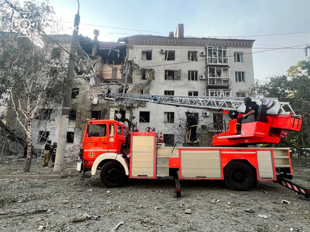 Фото (2) наслідків удару КАБ по житловій багатоповерхівці у Запоріжжі. Джерело &ndash; ДСНС