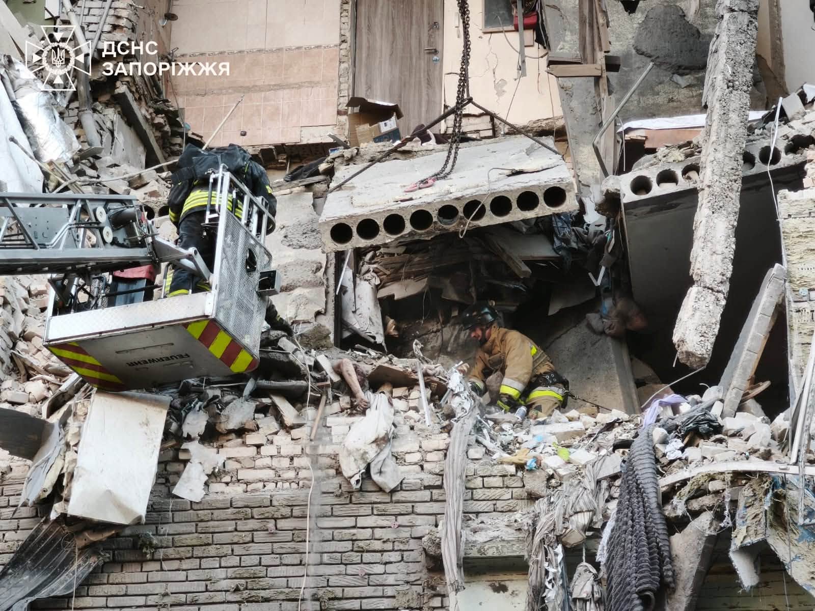 Фото (3) наслідків удару КАБ по житловій багатоповерхівці у Запоріжжі. Джерело &ndash; ДСНС