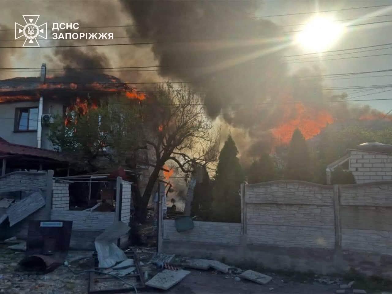 Фото (6) наслідків удару КАБ по житловій багатоповерхівці у Запоріжжі. Джерело &ndash; ДСНС