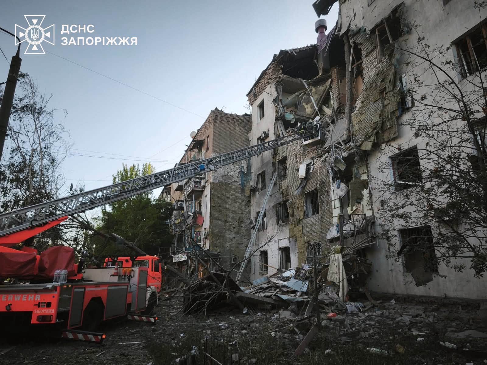 Фото наслідків удару КАБ по житловій багатоповерхівці у Запоріжжі. Джерело &ndash; ДСНС