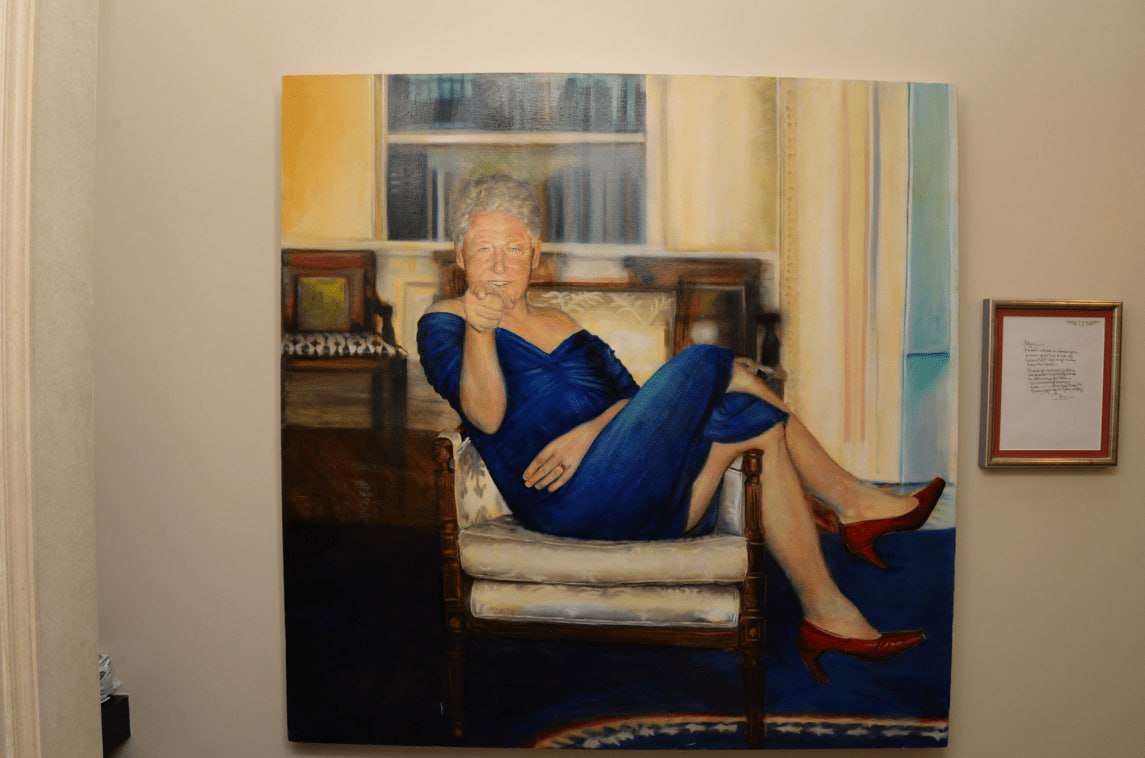 Фото картини з Білло м Клінтон в образі жінки на острові. Джерело - justice.gov